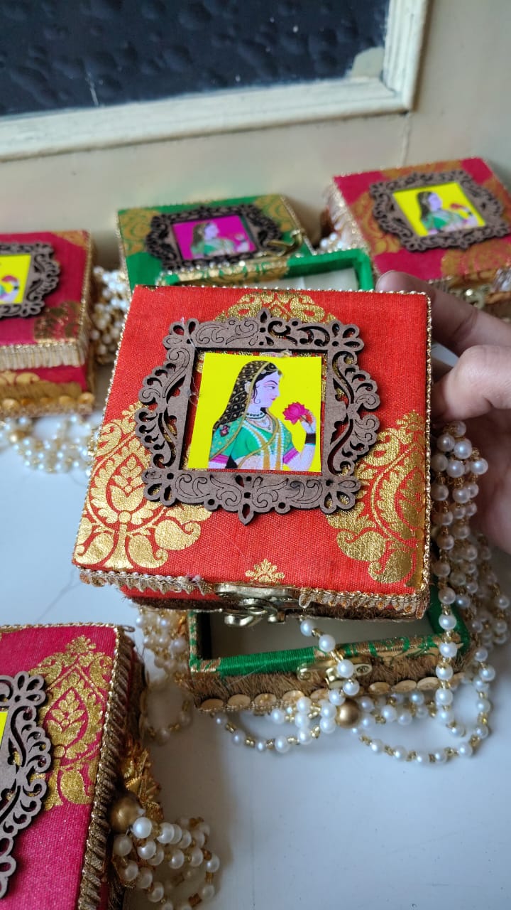 Maharani hamper box with pearl handle