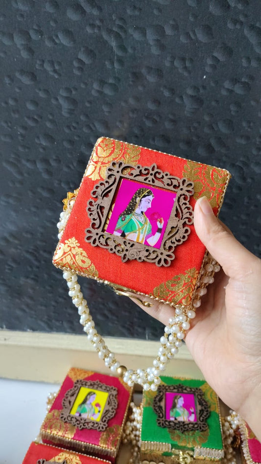 Maharani hamper box with pearl handle